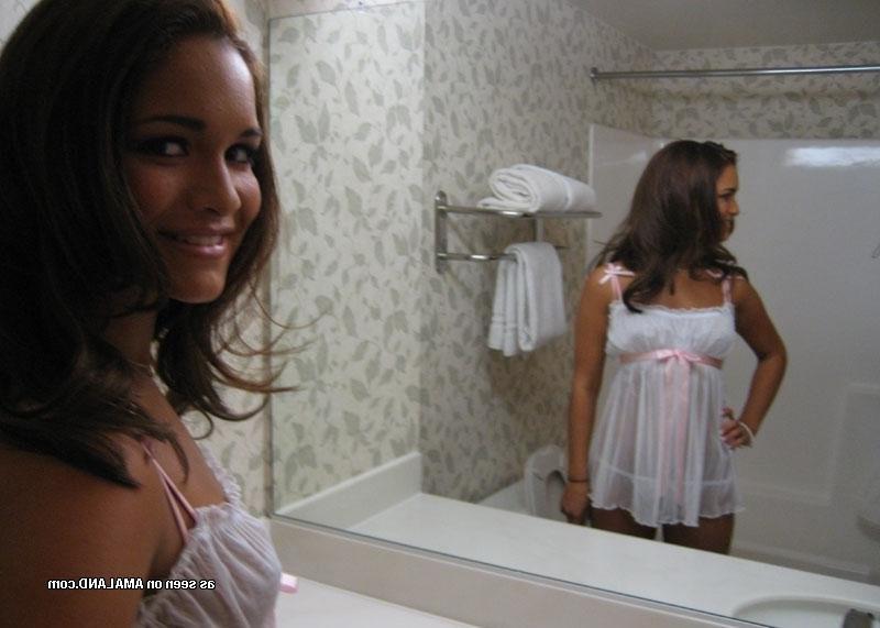 15P Beautiful GF sucking long cock in hotel bathroom in homemade pix