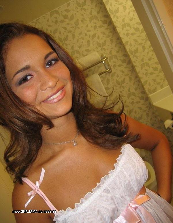 15P Beautiful GF sucking long cock in hotel bathroom in homemade pix