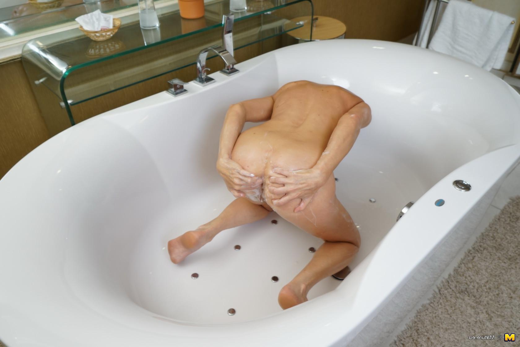 16P Naughty European housewife taking a naughty bath