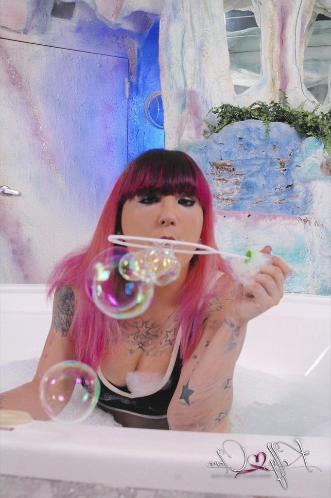 12P Redhead shemale bubble bath