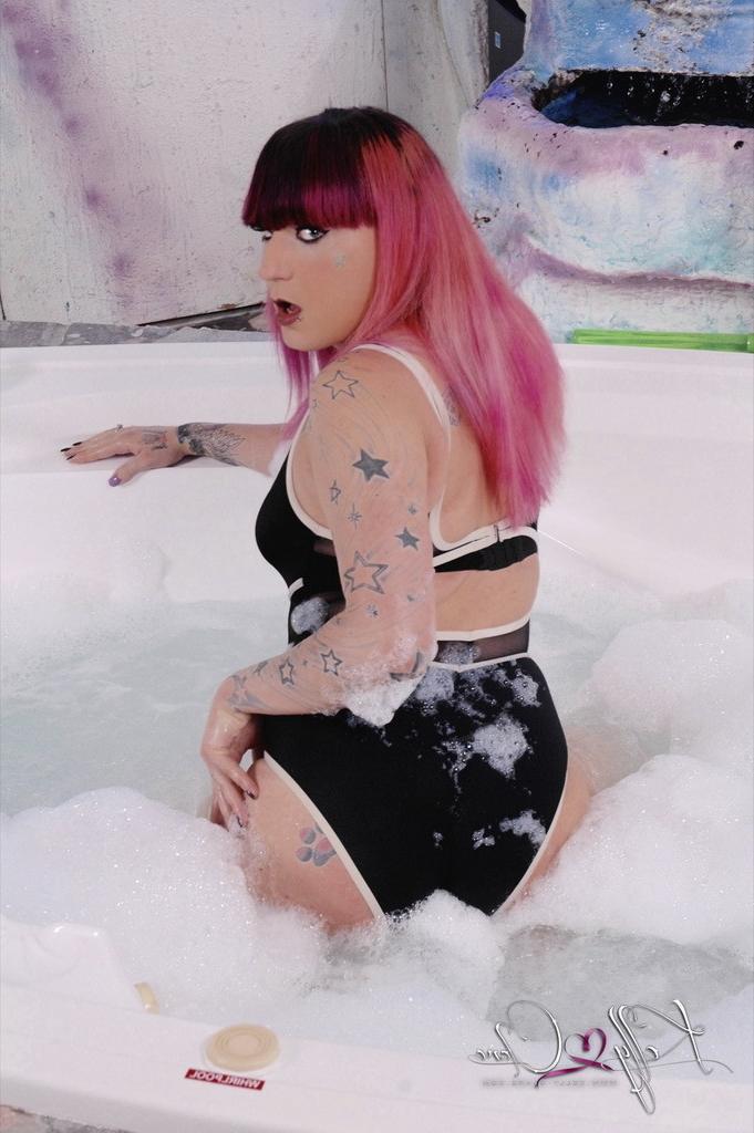 12P Redhead shemale bubble bath