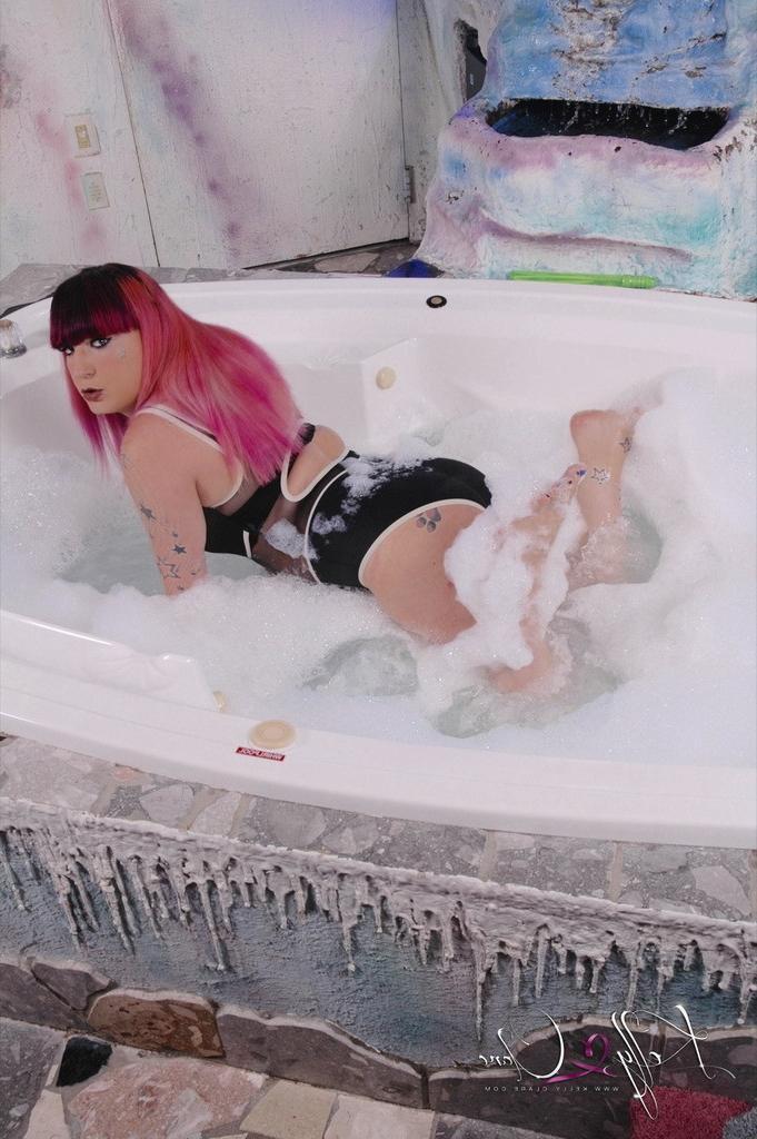 12P Redhead shemale bubble bath