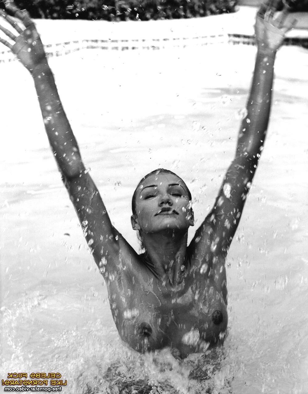 10P Nude Cameron Diaz in the basin