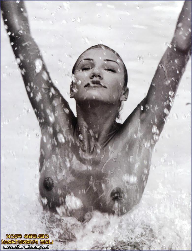 10P Nude Cameron Diaz in the basin