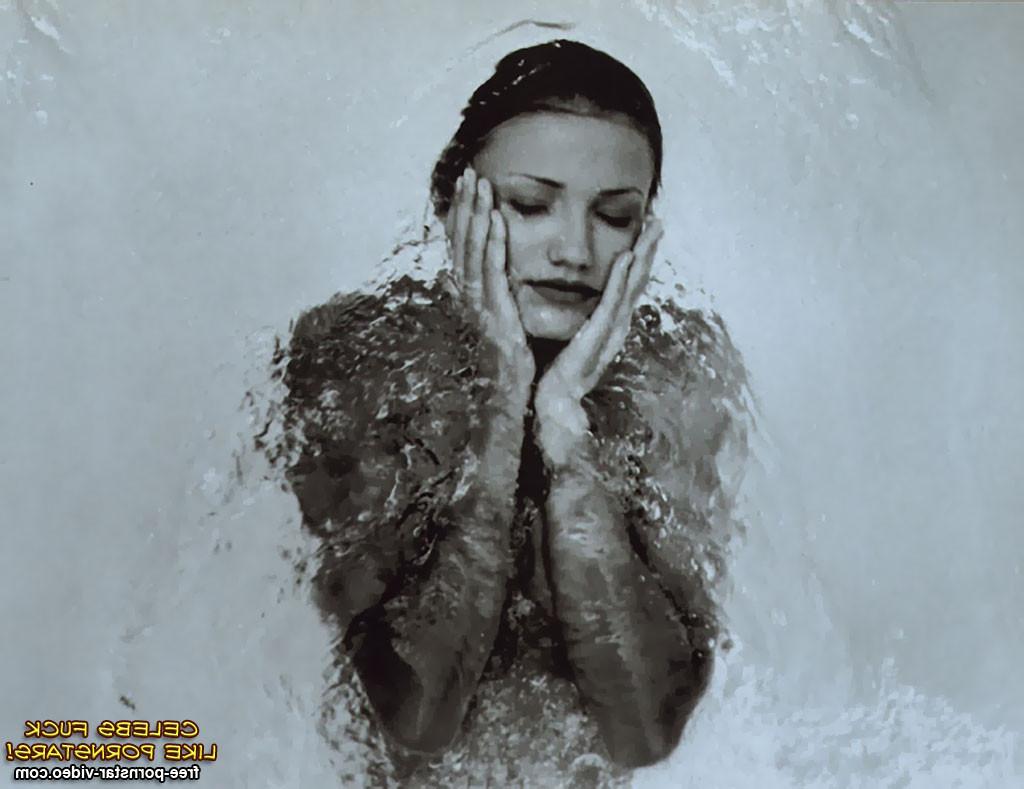 10P Nude Cameron Diaz in the basin