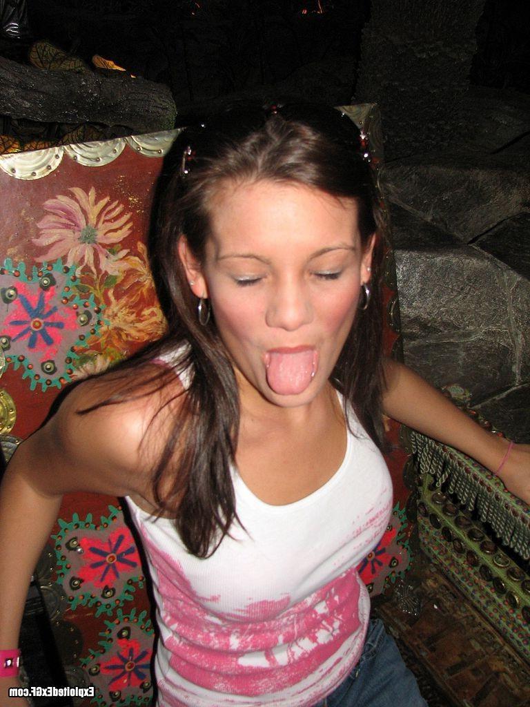 15P Amateur sweety showing her pink bikini in the car