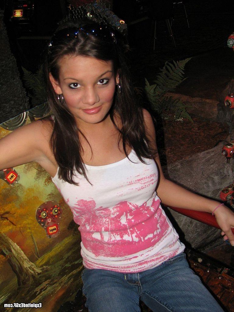 15P Amateur sweety showing her pink bikini in the car
