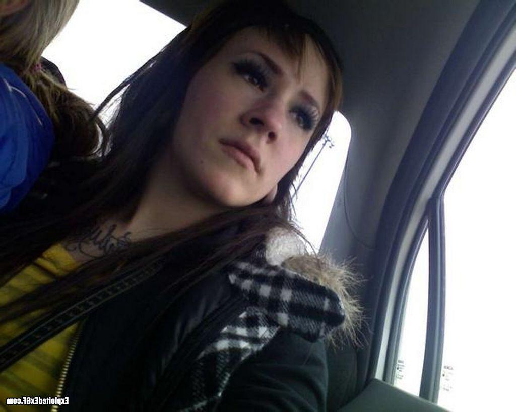 15P Amateur girl with lots of tattos posing