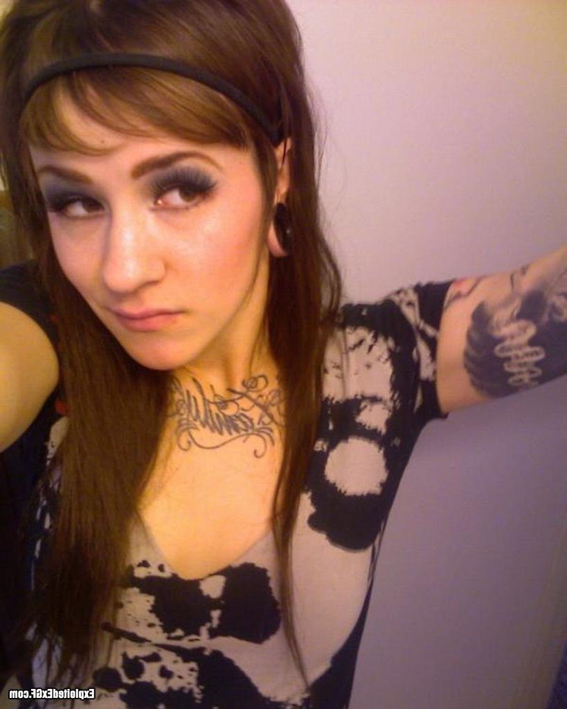 15P Amateur girl with lots of tattos posing