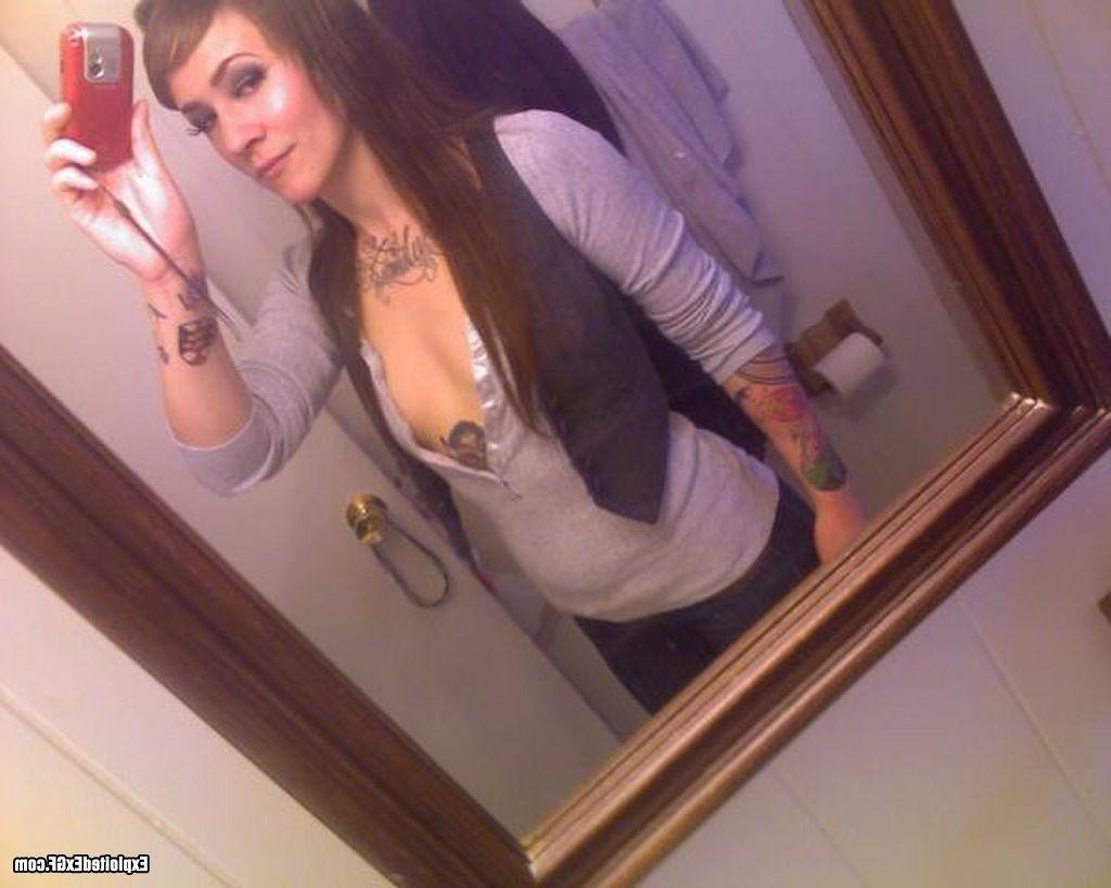 15P Amateur girl with lots of tattos posing