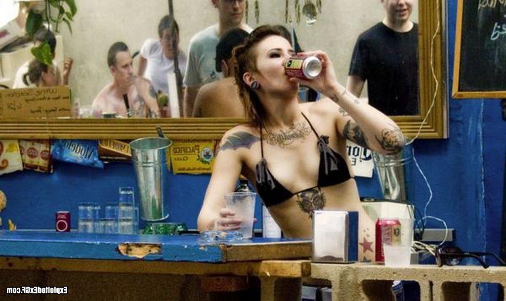 15P Amateur girl with lots of tattos posing