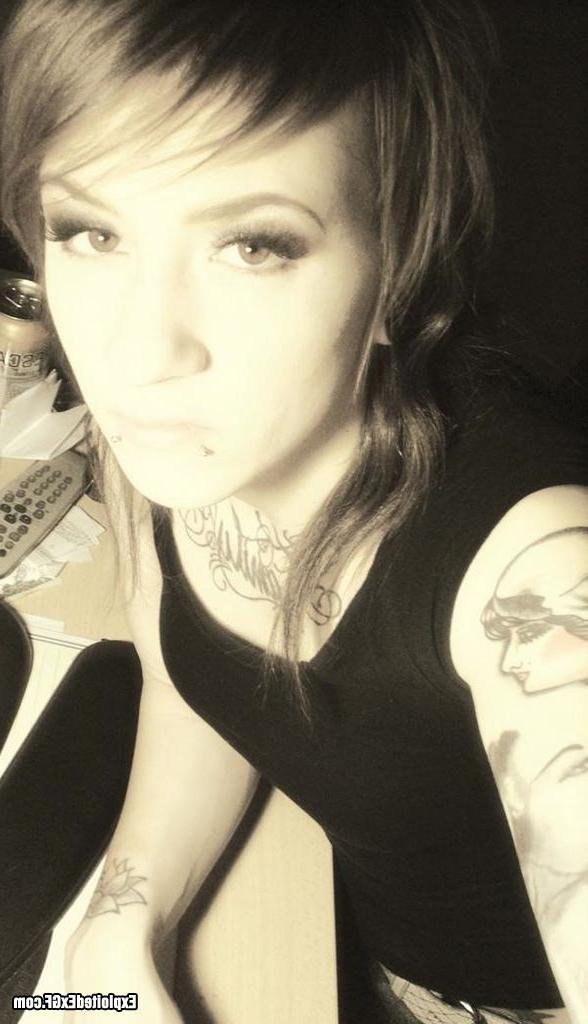 15P Amateur girl with lots of tattos posing