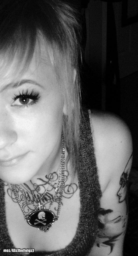 15P Amateur girl with lots of tattos posing