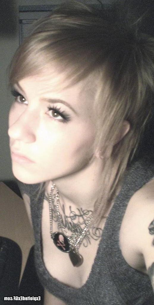 15P Amateur girl with lots of tattos posing