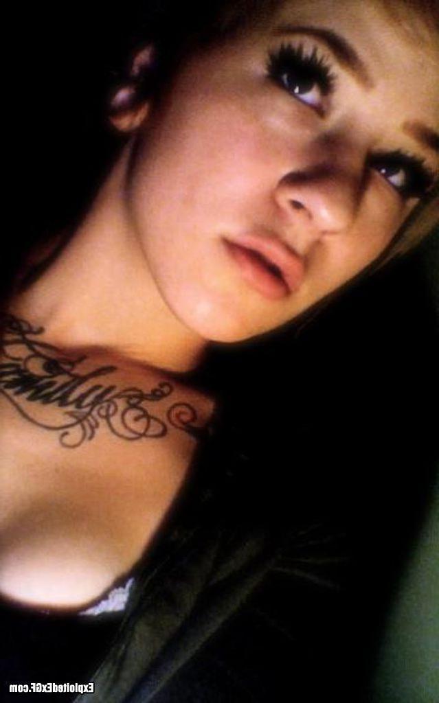 15P Amateur girl with lots of tattos posing