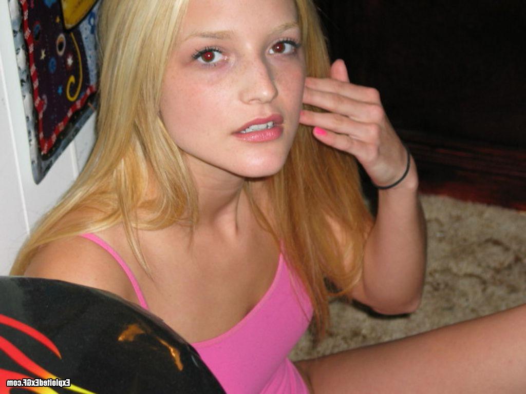 15P Amateur blond stripping like a profy