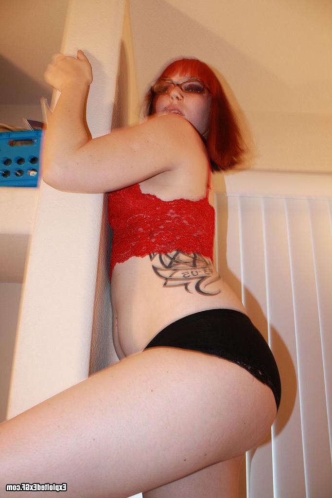 15P Amateur chick stripping and spreading her pussy