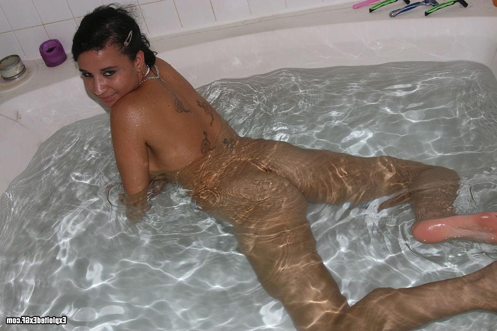 15P Horny amateur taking warm bath