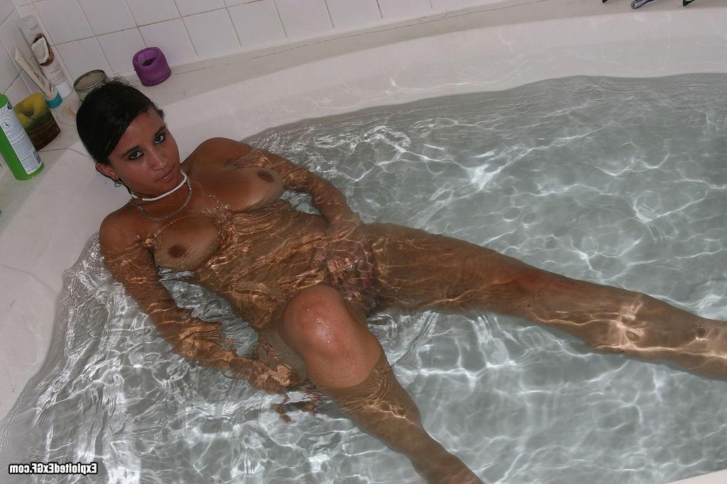 15P Horny amateur taking warm bath