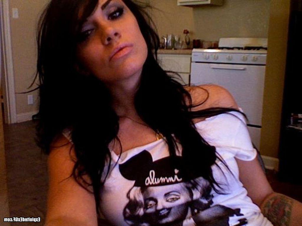 15P Sweet amateur girl taking of her best poses