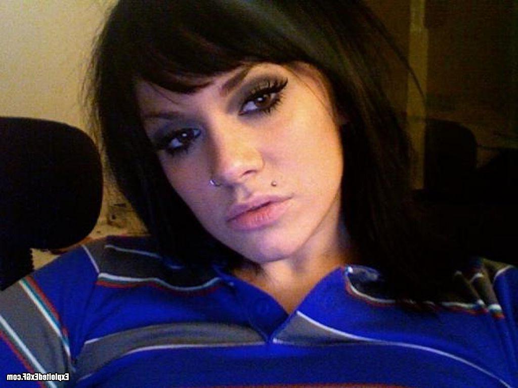 15P Sweet amateur girl taking of her best poses