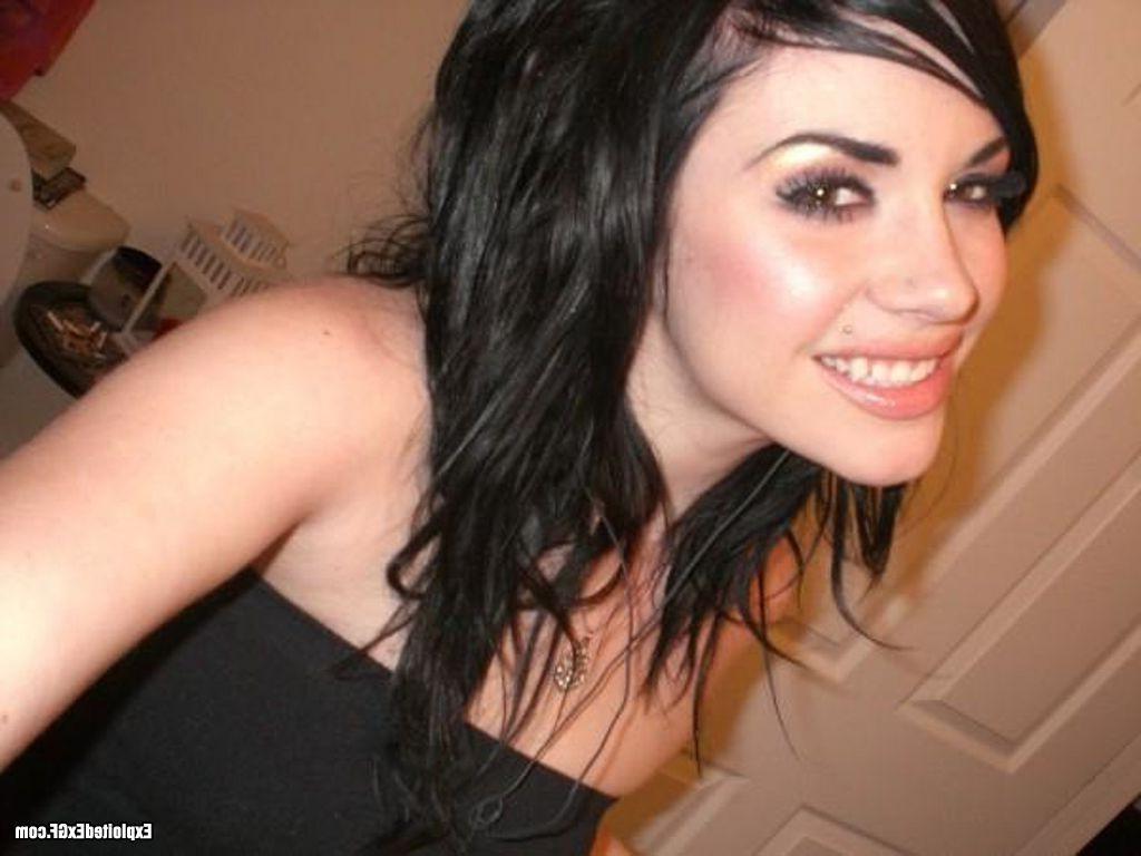 15P Sweet amateur girl taking of her best poses
