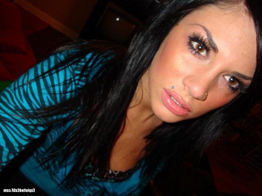 15P Sweet amateur girl taking of her best poses