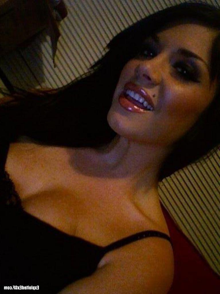15P Sweet amateur girl taking of her best poses