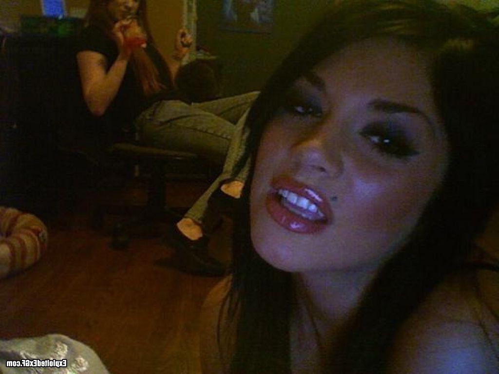 15P Sweet amateur girl taking of her best poses