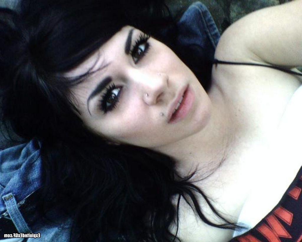 15P Sweet amateur girl taking of her best poses