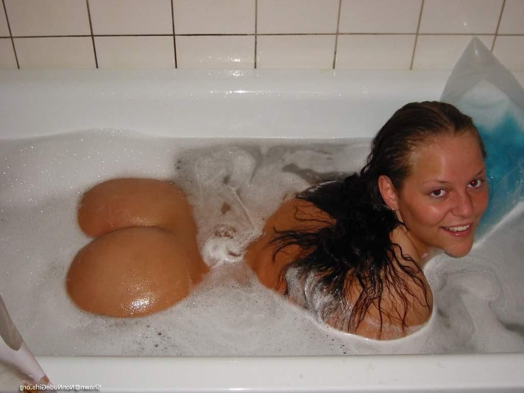 20P Amateur teens wet in shower
