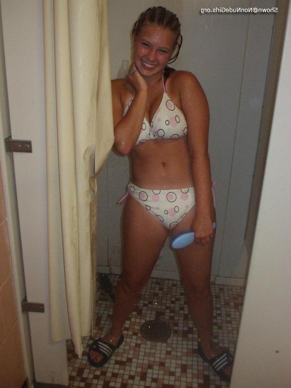 20P Amateur teens wet in shower
