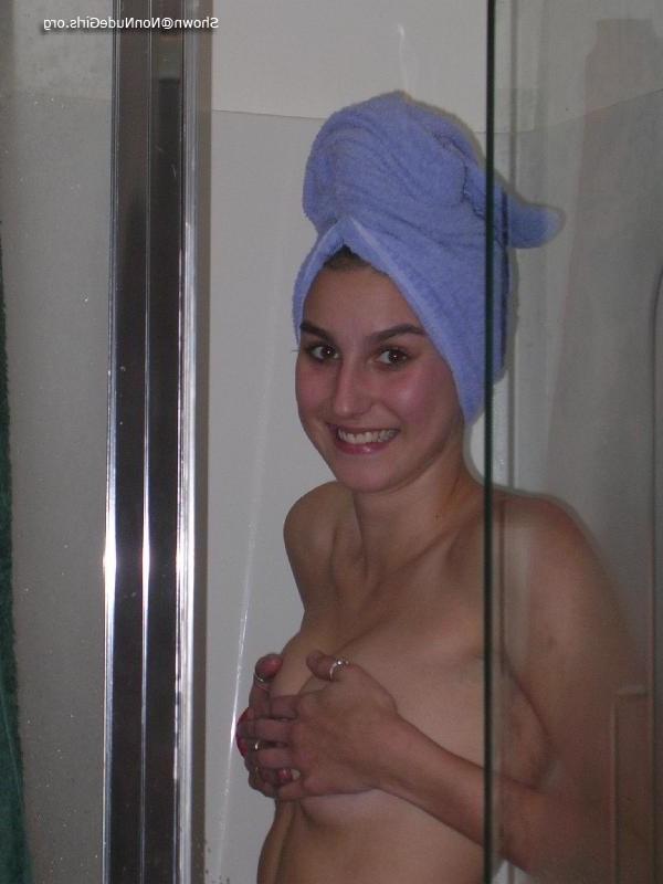 20P Amateur teens wet in shower
