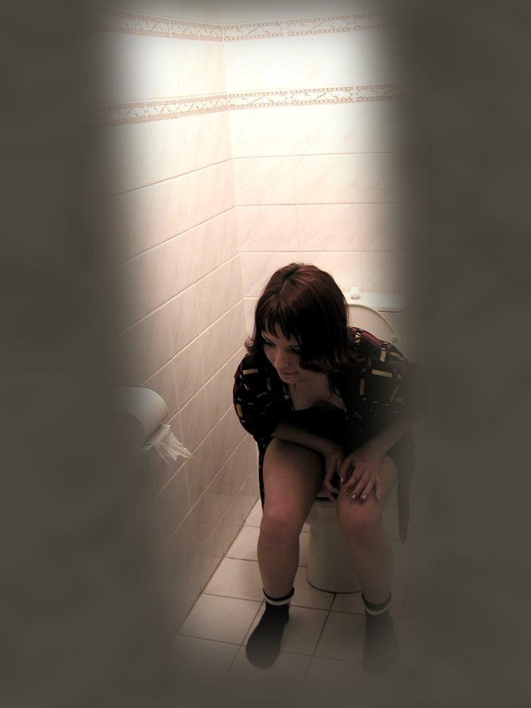 16P Voyeur peeks at sleepy babe caught taking a morning leak