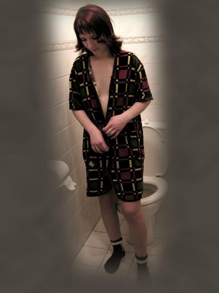 16P Voyeur peeks at sleepy babe caught taking a morning leak