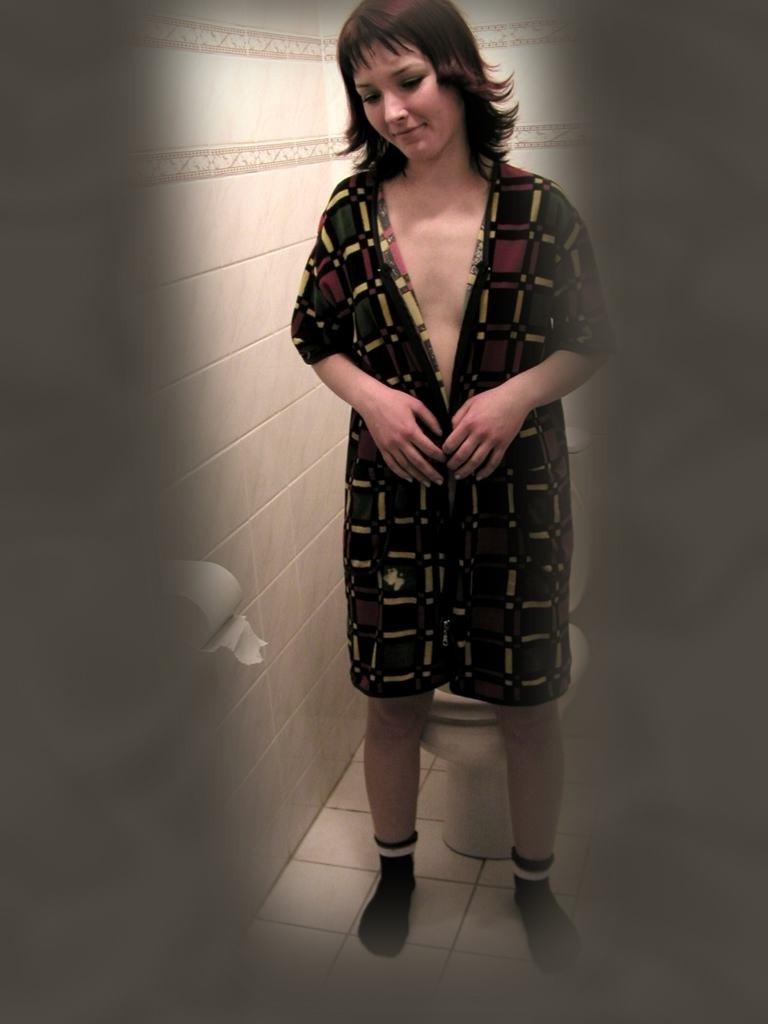 16P Voyeur peeks at sleepy babe caught taking a morning leak