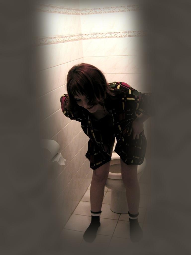 16P Voyeur peeks at sleepy babe caught taking a morning leak