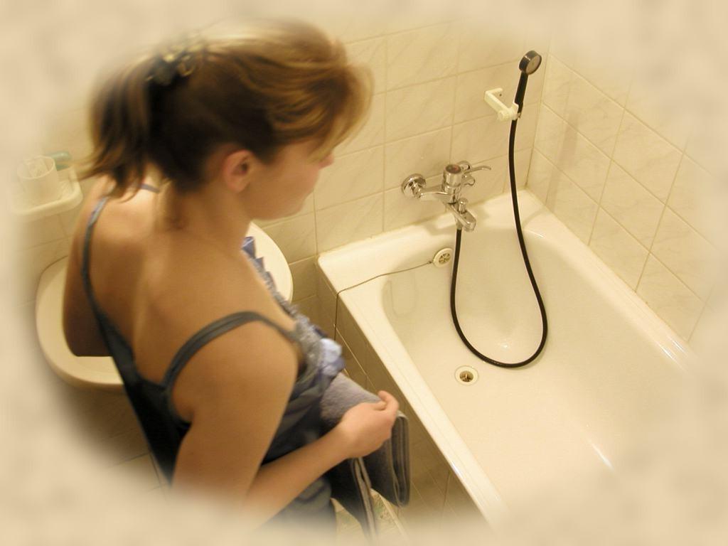 16P Spy cam shots of unsuspecting babe caught taking a shower