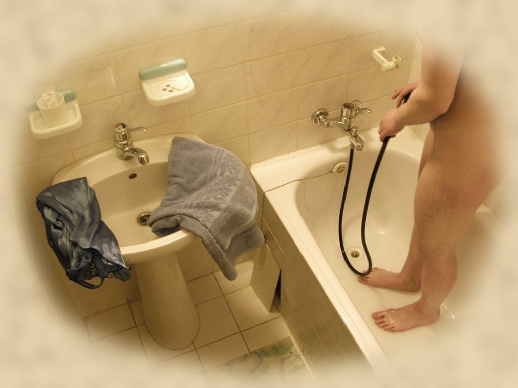 16P Spy cam shots of unsuspecting babe caught taking a shower