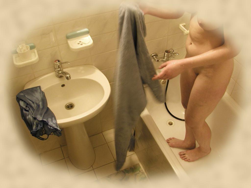 16P Spy cam shots of unsuspecting babe caught taking a shower