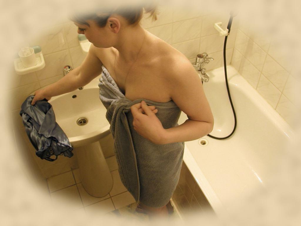 16P Spy cam shots of unsuspecting babe caught taking a shower