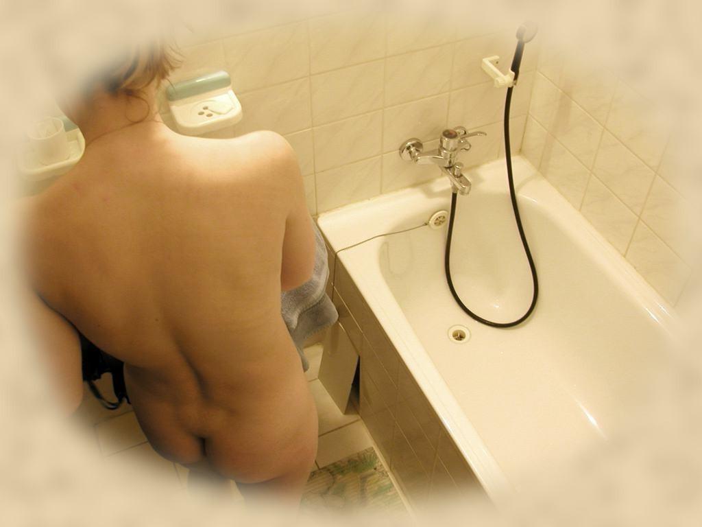 16P Spy cam shots of unsuspecting babe caught taking a shower