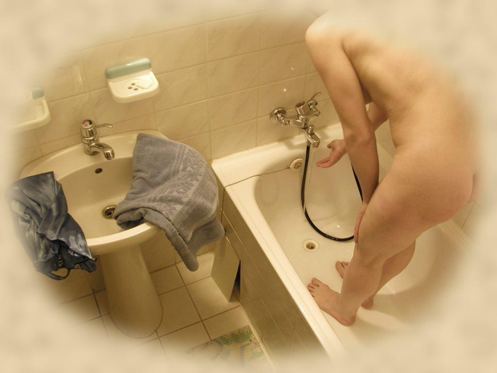 16P Spy cam shots of unsuspecting babe caught taking a shower