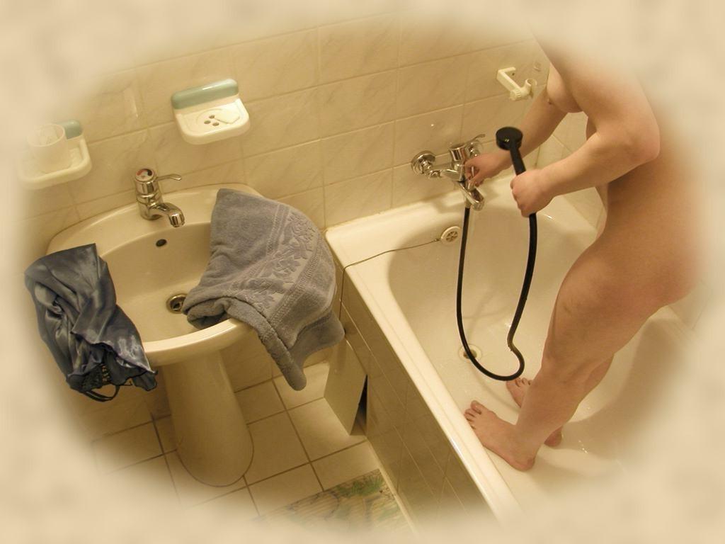 16P Spy cam shots of unsuspecting babe caught taking a shower