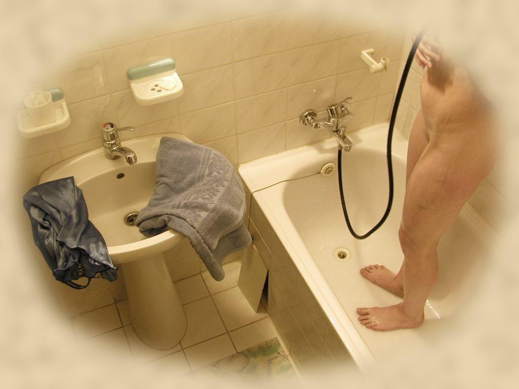 16P Spy cam shots of unsuspecting babe caught taking a shower