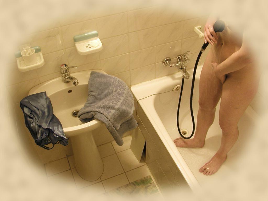 16P Spy cam shots of unsuspecting babe caught taking a shower