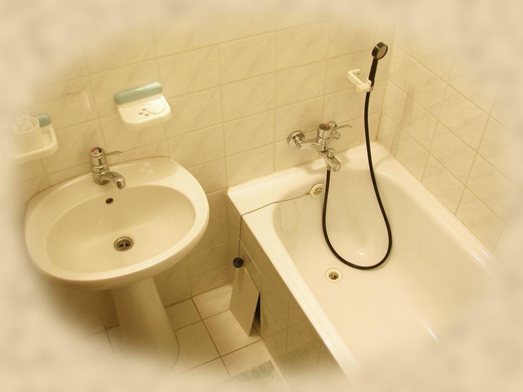 16P Unsuspecting babe filmed with hidden camera in the shower