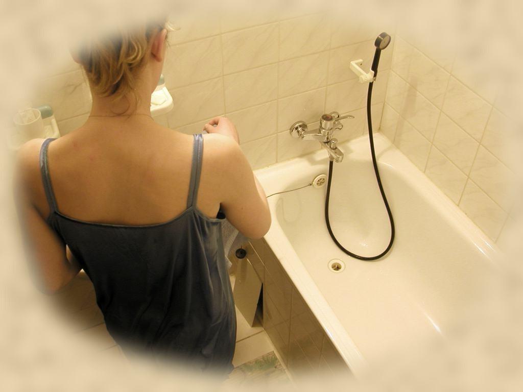 16P Unsuspecting babe filmed with hidden camera in the shower