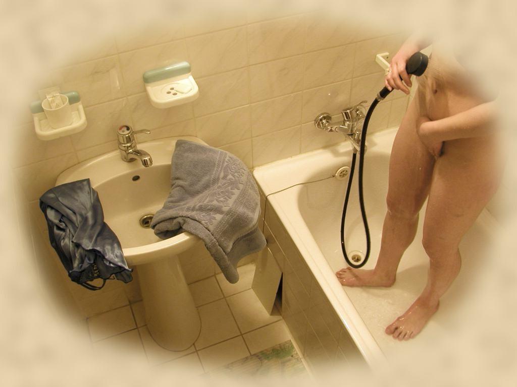 16P Unsuspecting babe filmed with hidden camera in the shower