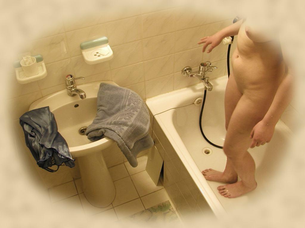 16P Unsuspecting babe filmed with hidden camera in the shower
